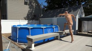 Nackt beim Springen in das Pool