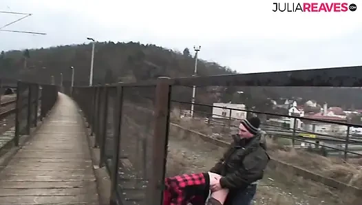 Возбужденная крошка получает сперму изо всех сисьок после жесткого траха по дорожке