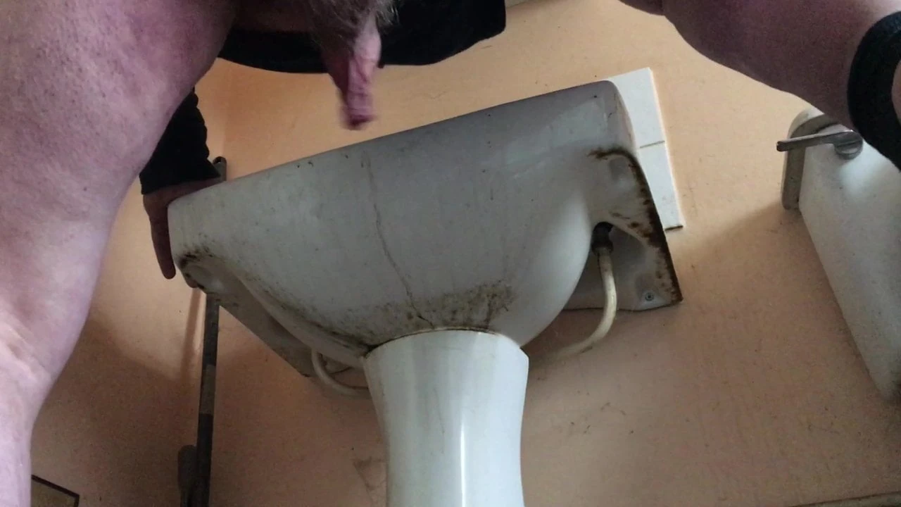 Sesión dominical: lavado de polla + paja + leche