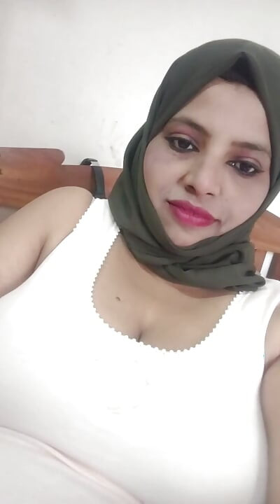 Couppilsmallu enjoing in bed room