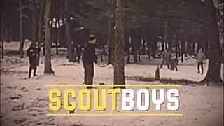 ScoutBoys Scoutmaster Rick Fantana oklep dziewiczych skautów w namiocie