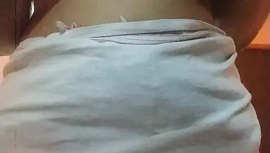 Gece geç saatlerde büyük memeli desi fantezisi desi kız basıyor ve masaj yapıyor