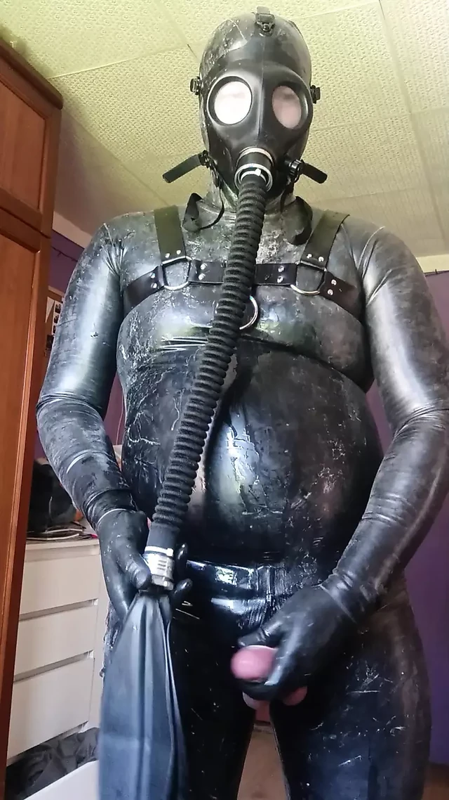 A guy in latex and a gas mask cums beautifully
