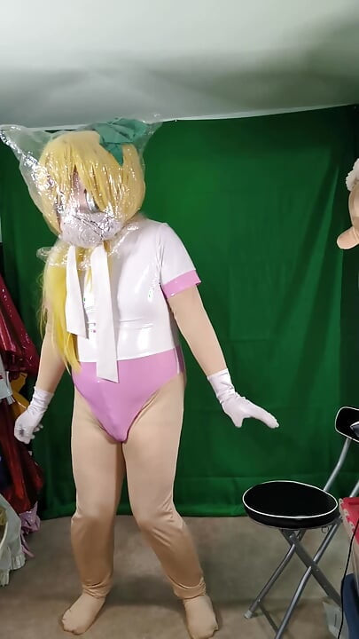Kigurumi PVC spor salonu takım elbisesi içinde nefes alıp veriyor