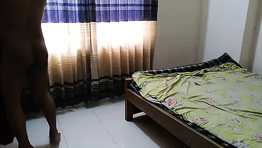 55 yaşındaki Suudi seksi hizmetçi elleri bağlı ve sahibi tarafından yatakta sikiliyor