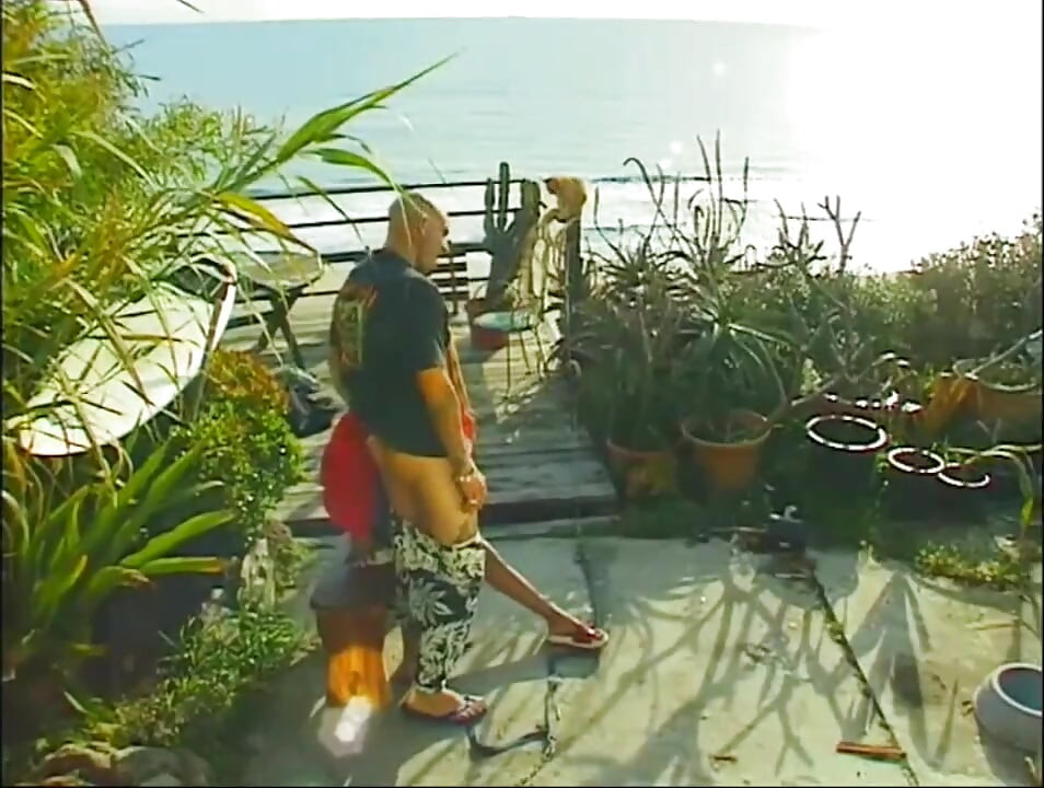 Tätowierte schwarze muschi leckt, fickt im garten ... sperma auf titten