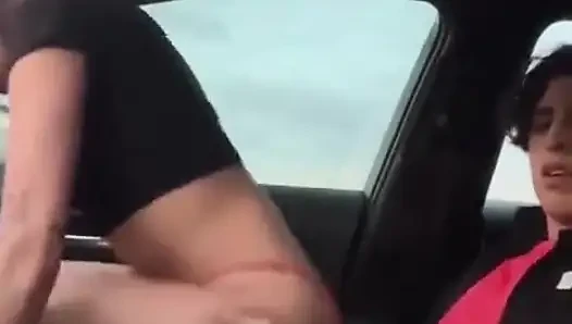 Italienisches model liebt es, im auto gefickt zu werden
