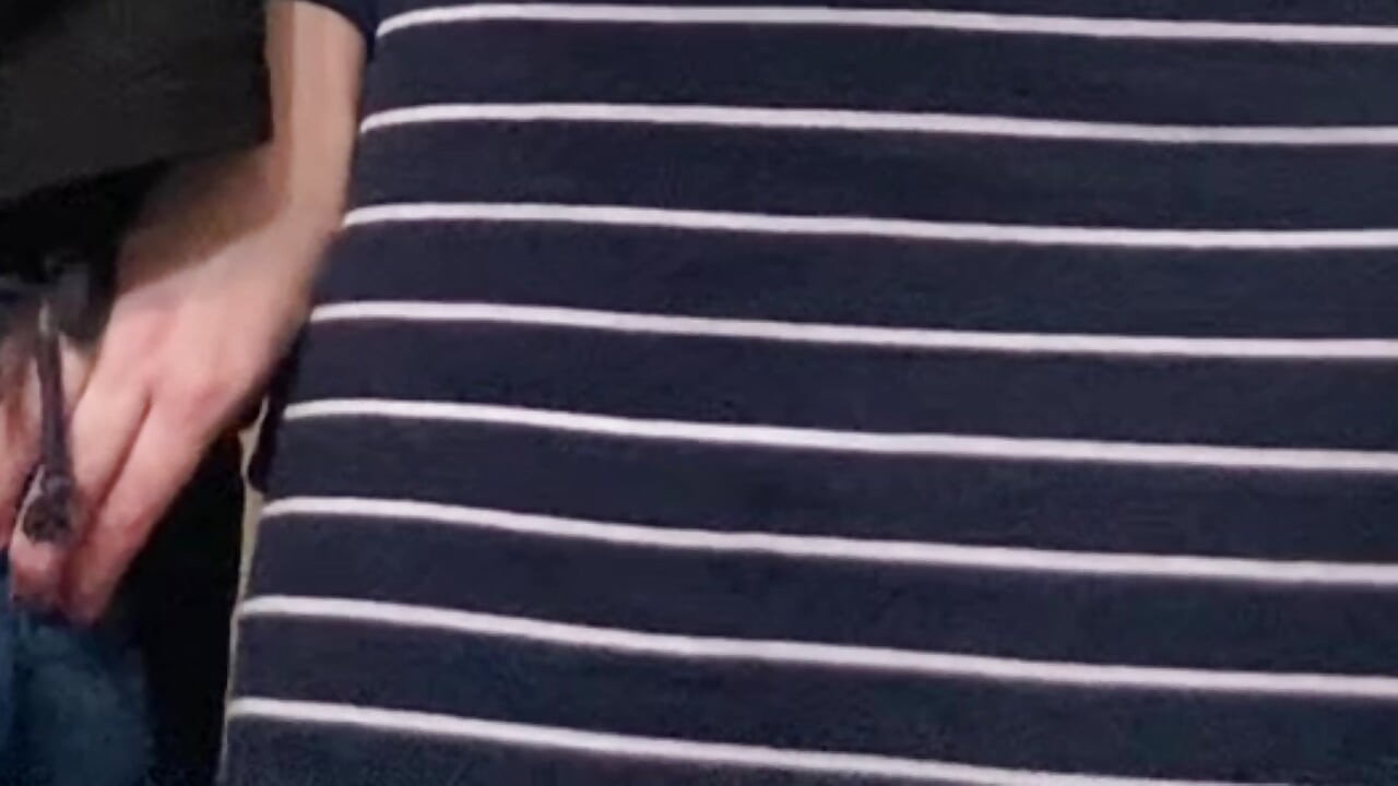 Milf sem calcinha recebe buceta na siririca em transporte público