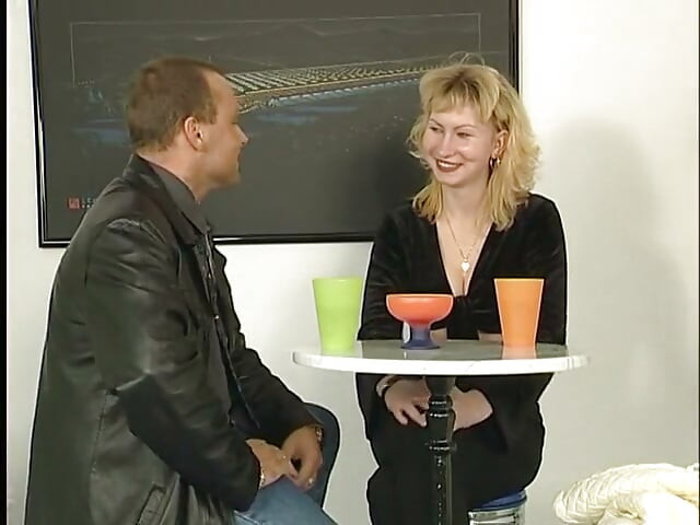 Loira milf toca um pau pequeno enquanto está nua