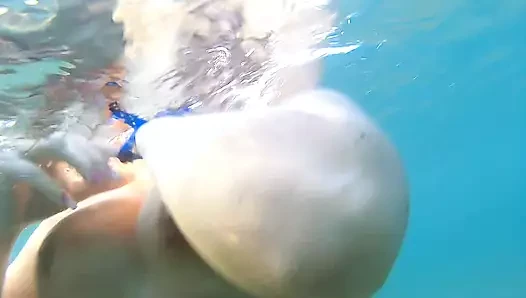 Luna lutscht ihr Mundstück unter Wasser, bevor sie gefickt wird