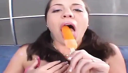 Geiles schätzchen stopft muschi mit aufschmelzendem Popsicle für intensive lecken