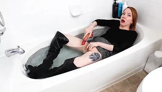 Fetish pantat bahenol cewek ini lagi asik muasin memeknya pakai dildo ukuran XL 4k