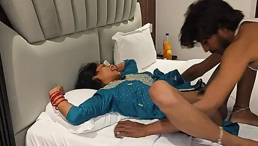 Suit salwar me let rhi kwari jawan chut ki nawely malkin garam kiye bina hi sex karne ki soch rhi h lund khada hogya h chut ko garam kiye bi