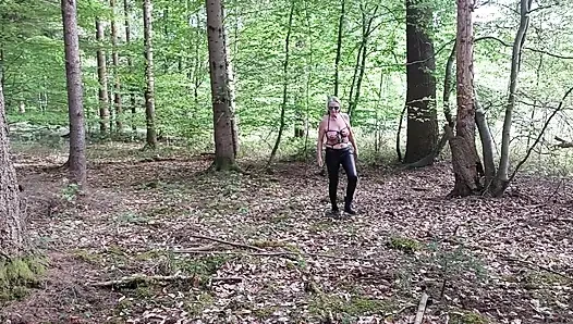 Nenek Masturbasi Di Hutan!