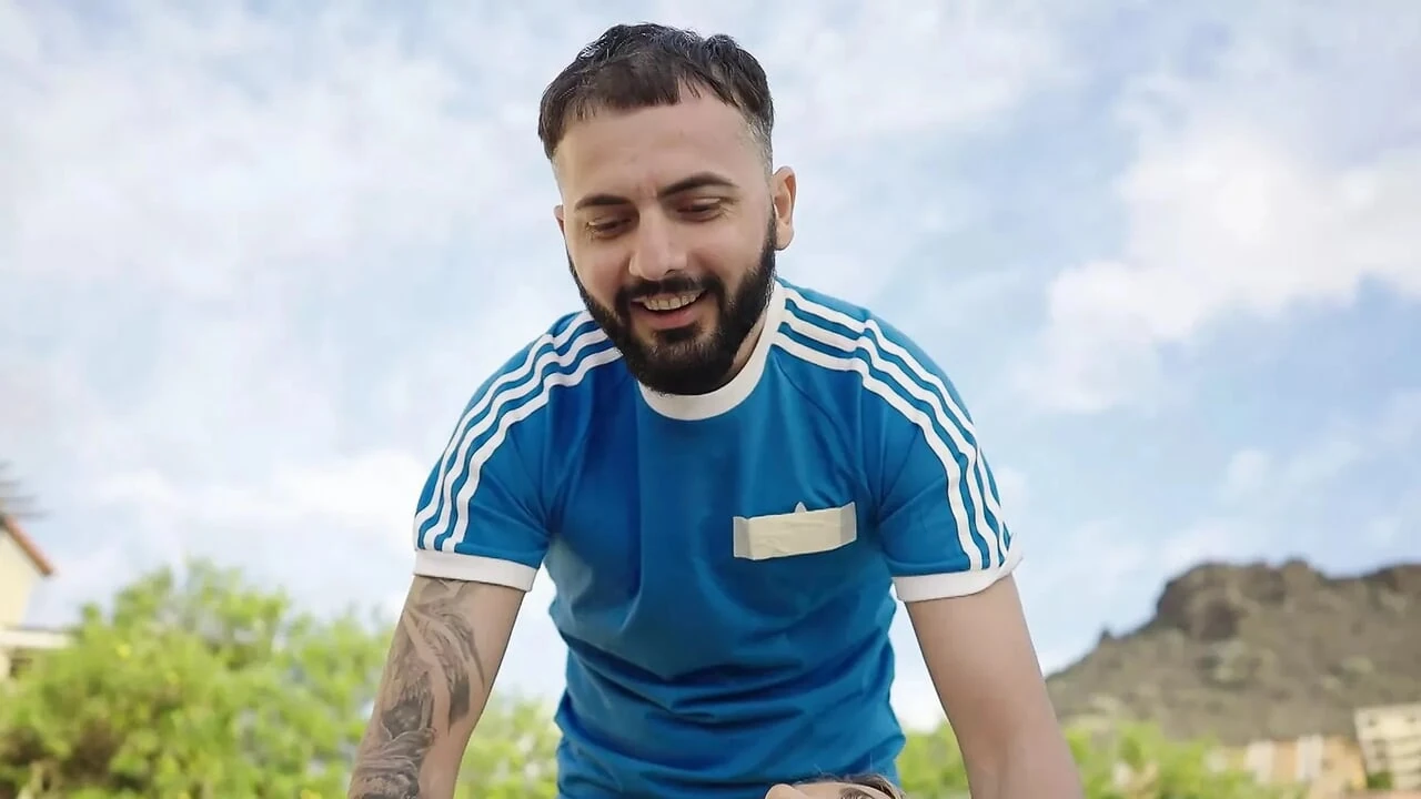 Doğal busty anne yüzme havuzunun yanında genç horoz alır