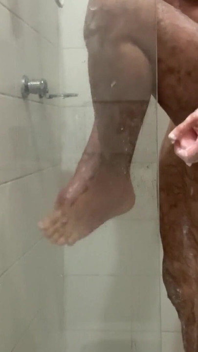 Emotivni trenutak iz filma "Trans muškarac dok se tušira"