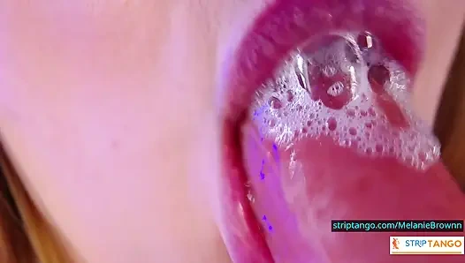 Spielerischer Dirtytalk beginnt hier. sexy mädchen spielt mit muschi, Füßen, anmutigen beinen!