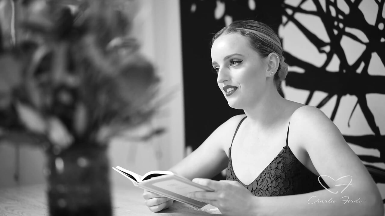 Ода истеричной литературе с участием Чарли Форд, Amber Moore