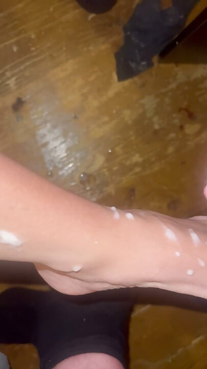 Cum on my wife’s feet as she masturbates