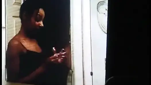 Diş teli takan zenci genç kız tıraşlı amını emdiriyor ve siktiriyor ve sonra yüzüne boşaltıyor