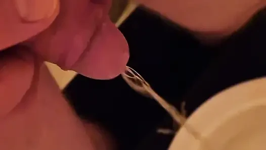 çişini yapıyor