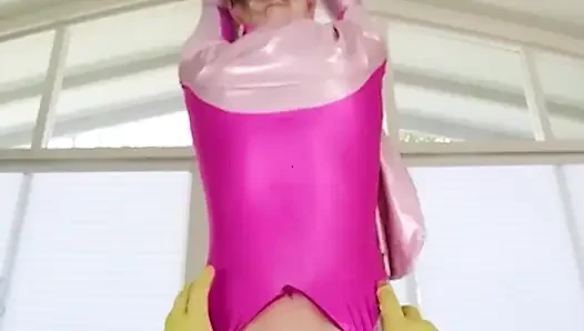 Vrcosplayx , semua atom di alam semesta datang bersama untuk mendapatkan u dan octavia red sebagai atom eve yang tak terkalahkan lebih dekat bagian 2