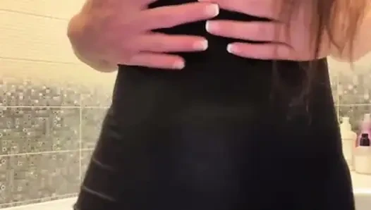 Meine stiefmutter fickt ihren arsch mit ihren fingern