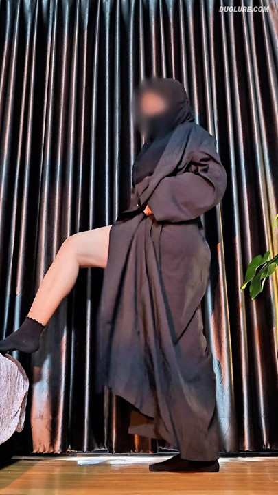 Hijabi Muslim Girl Showing Legs in Abaya 🔥