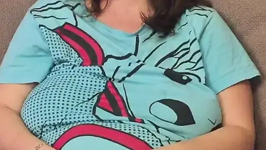 Difilmkan dengan iphone menggunakan dildo ungu besar untuk pertama kalinya