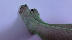 Giada sexy pés em verde arrastão
