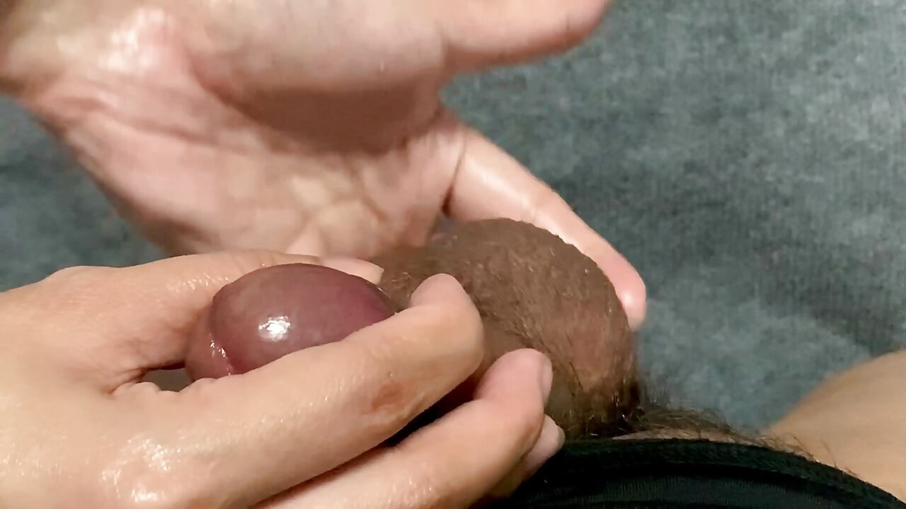 Prim-plan cu masajul pulii tinerei vietnameze