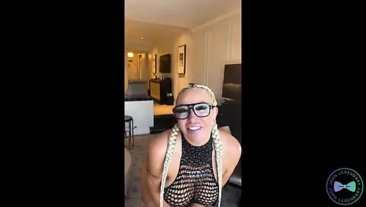 Die vollbusige PAWG-schlampe uptown jenny bekommt ihre muschi mit bbc-sperma bedeckt