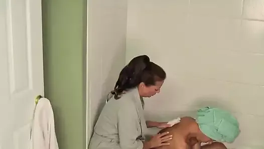 Mami baño y mamada mientras se toca el culo