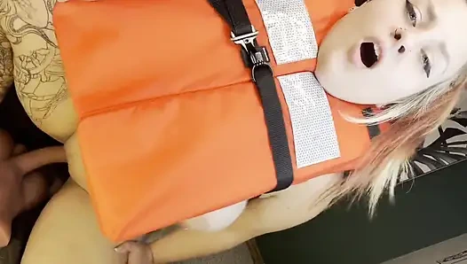 Life Vest Anprobieren und Dildo reiten Frontansicht und Rückenansicht