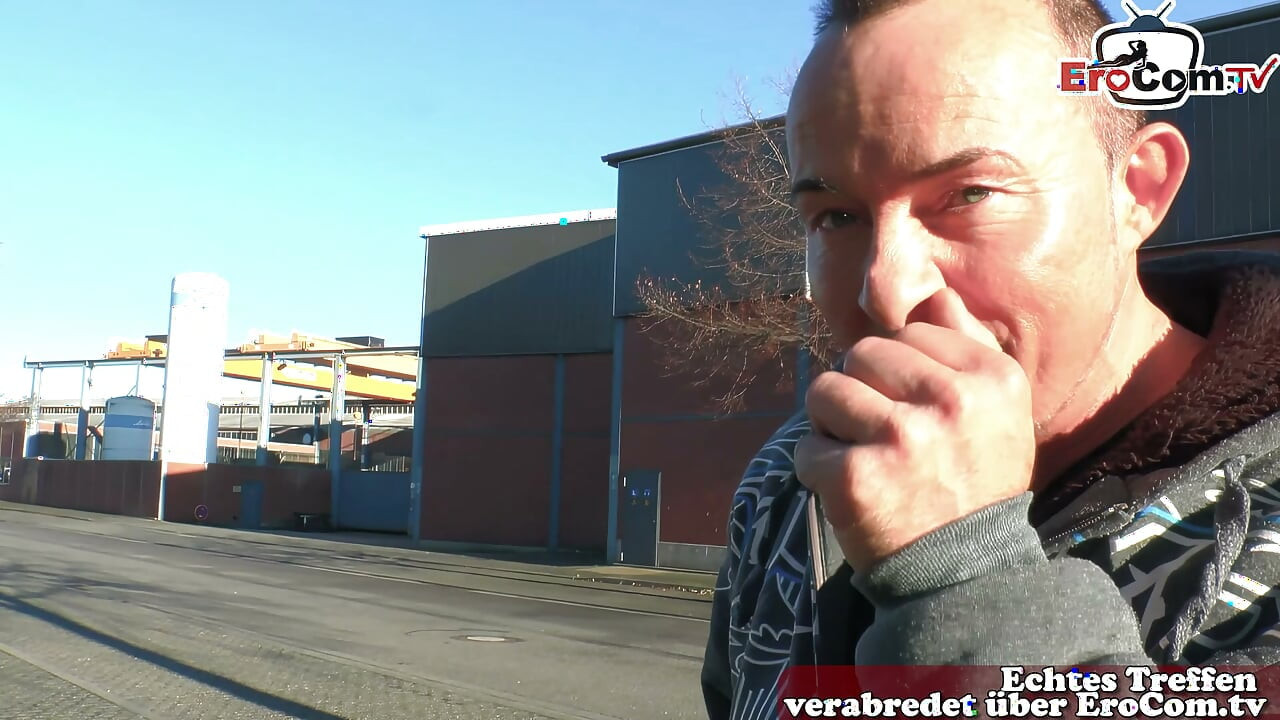 Femeie germană obișnuită abordată pe stradă și futută cu condon