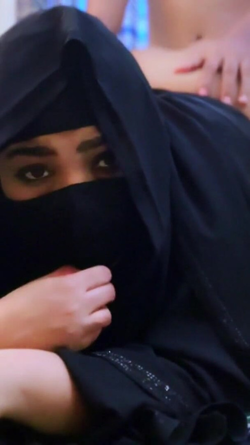 Khadimat Saeudiat Muslimat Tumaris Aljins Mae Mudiriha fi Aleamal Eindama Kanat Mukhtiatan fi Aleamal | קליפ 1