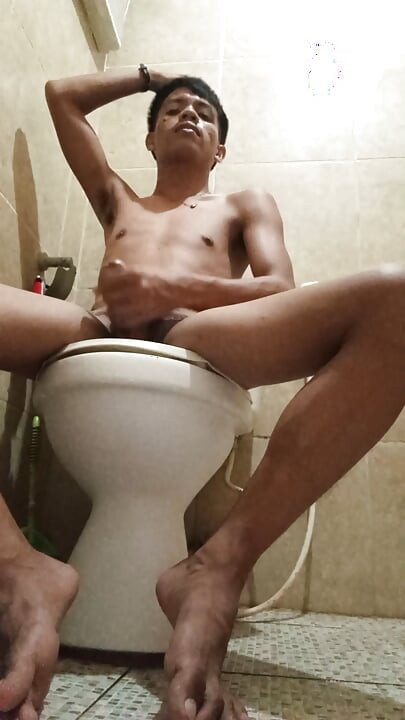 Filippinsk Twink Jerk Off på badet - FLESHLAB Exclusive