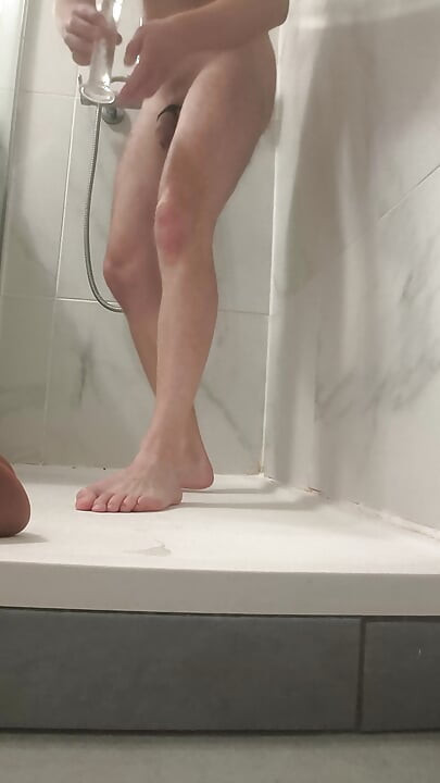 Ovaj tip gura dildo u svoju guzicu i svršava u umjetnu pičku