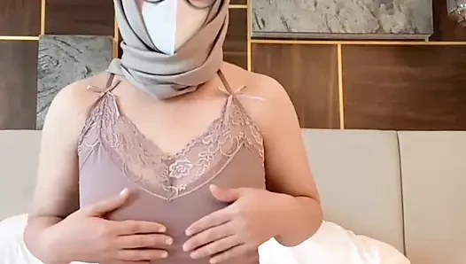 Wanita dengan lingeri nungging sodok dari belakang