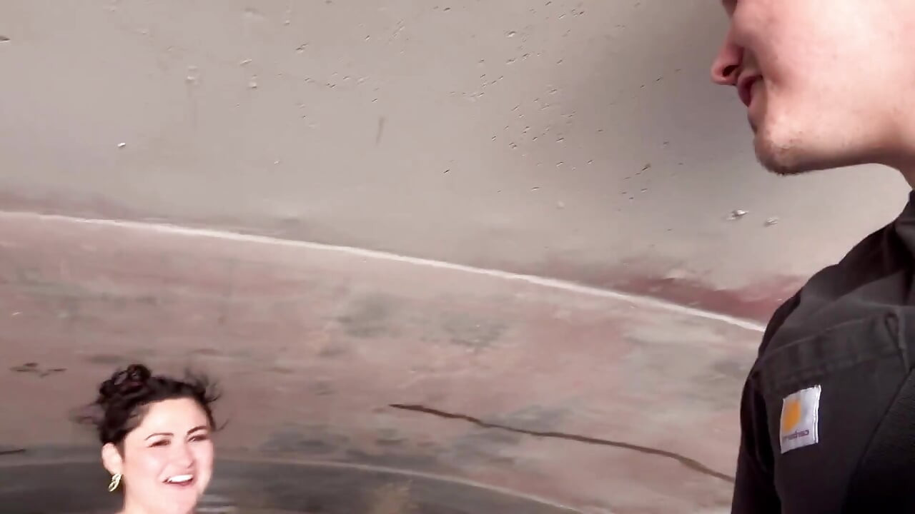 Evli iri güzel kadın koşmaya gidiyor. Sonra bir yabancıyı emiyor ve sikiyor