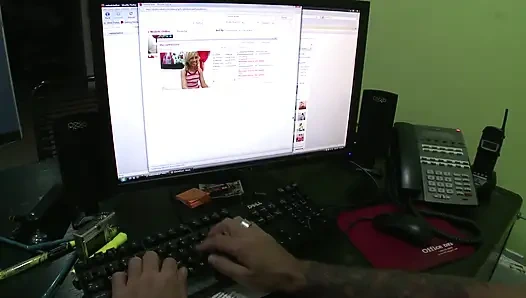 Blondes küken in high heels genießt es, den schwanz des muskulösen typen zu befriedigen