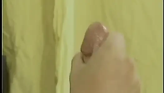 Adam büyük bir yarağı emiyor ve esmer yarağını emiyor