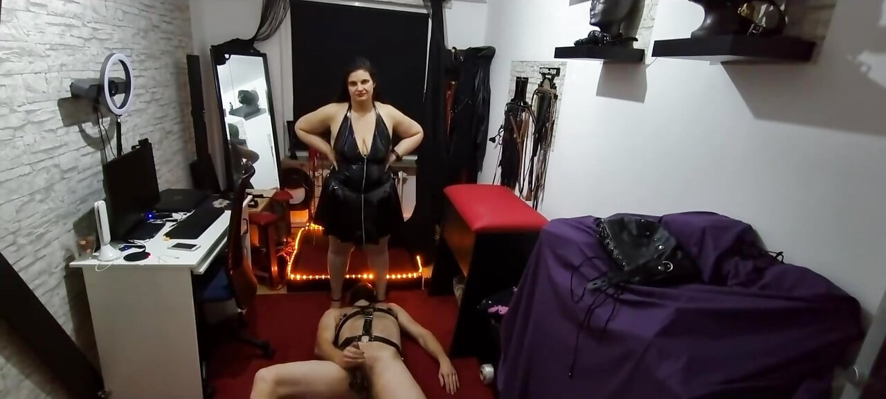 İri göğüslü dominatrix zindanda bağlı kölenin zonklayan yarağını azdırıyor