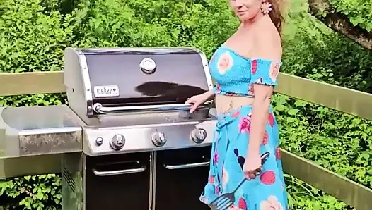 OnlyFans voyeur schauen auf Mami beim sommer-Grillfleisch mit ihren dicken titten im sonnenschein genießen