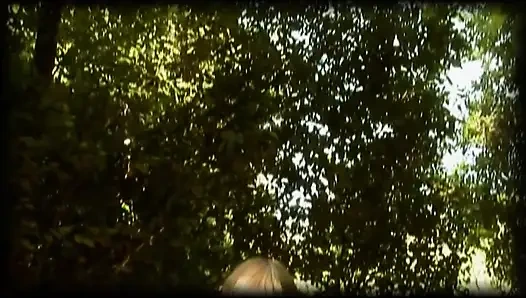 Geile retro-MILF mit schönen titten massiert ihren kitzler mit einem dildo in ihre muschi