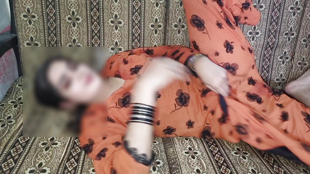 Возбужденной девушке дези с большими сочными сиськами жестко трахают ее тугую киску - секс в домашнем видео