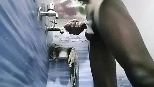 Girlfriend ko bathroom me lejakar badhiya se choda