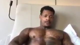 Zwarte man masturbeert en komt klaar