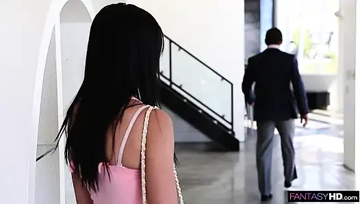 Housesitter fantasiert darüber, wie hausbesitzer ihre eingeweide zerquetscht