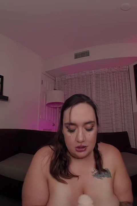 Curvy Quinn- Barista seksi- Bevr 2D ditukar